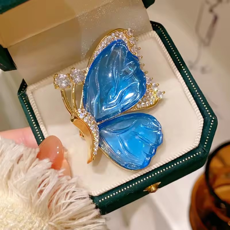 Delikatna broszka w kształcie  – Men'S Accessories Trends 2025 recenzja i cena